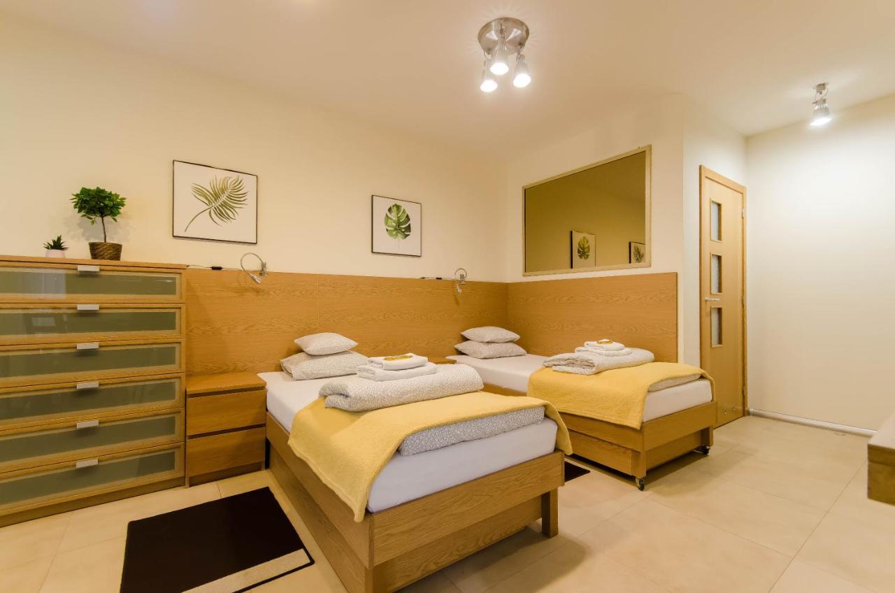 Family Apartments - Private Parking Cracovie Extérieur photo